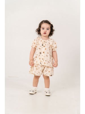 Kız Bebek 2’li Takım – Çiçek Desenli Müslin Bluz ve Şort Set (Bej)