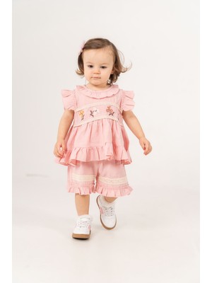 Kız Bebek 2’li Takım – Nakış Detaylı Fırfırlı Bluz ve Şort Set