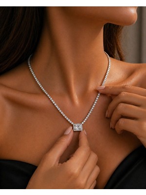 Motix Luxe Square – Kare Taş Detaylı Zarif Kolye