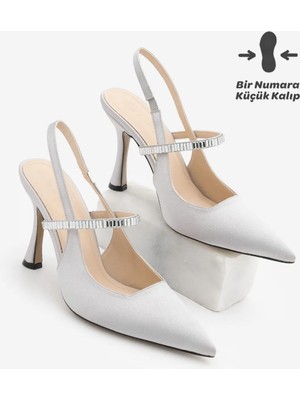 Marjin Kadın Stiletto Sivri Burun Bantlı Taşlı Arkası Açık Atkılı Topuklu Ayakkabı Lovan Gümüş Saten
