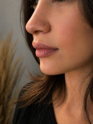 Sarezza Gold Altın Sol Anahtarı Figür Geçmeli Hızma Burun Piercing (14 Ayar)