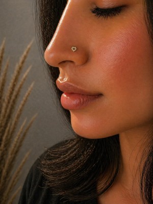 Sarezza Gold Altın Taşlı Kalp Figür Geçmeli Hızma Burun Piercing (14 Ayar)