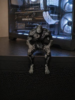 Ceres Shop Ceresshop Venom Temalı Oturan Figür – Masaüstü ve Pc Kasa Dekoru Için 3D Baskı Koleksiyon Ürünü