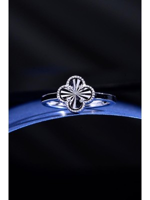 Innuendo Jewelry 925 Ayar Gümüş Yonca Motifli Işıltılı Kadın Yüzük