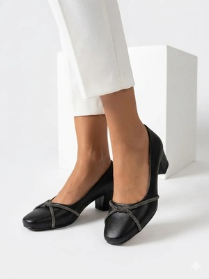 Kaof Shoes Kadın Siyah Kısa Kalın Topuklu Ayakkabı Suni Deri Malzemeden Üretilmiştir
