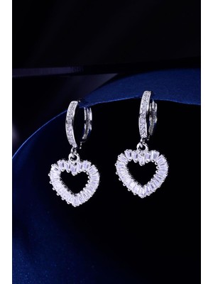 Innuendo Jewelry 925 Ayar Gümüş Baget Taşlı Kalp Sallantılı Halka Kadın Küpe