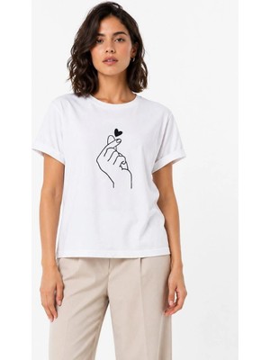 Asmedo Kadın Kore Parmak Kalp Aşk Temalı Minimal Baskılı Tişört Yazlık Kısa Kol T-Shirt  - Beyaz