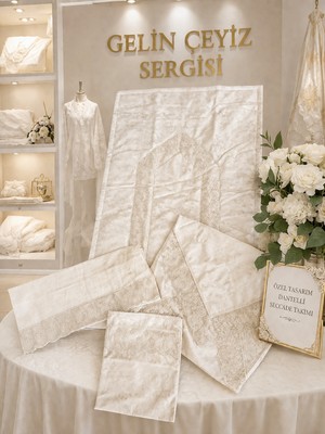 Dilex Lüks Kadife 4 Parça Seccade Seti Bohçalı – Nakışlı Gelin Bohçası Seti, Damat Çeyizlik Namaz Seti (Ekru / Gri )