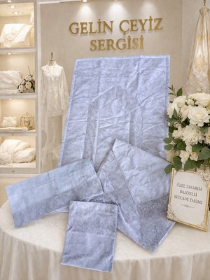 Dilex Lüks Kadife 4 Parça Seccade Seti Bohçalı – Nakışlı Gelin Bohçası Seti, Damat Çeyizlik Namaz Seti (Ekru / Gri )