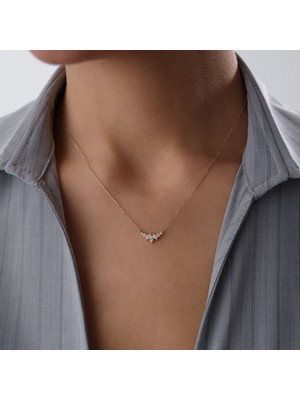 Cherry By Özkonak Kavisli Lotus Figürlü Taşlı Altın Kolye