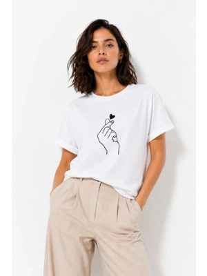 Tarz Yeri Kadın Kore Parmak Kalp Aşk Temalı Minimal Baskılı Tişört Yazlık Kısa Kol T-Shirt  - Beyaz