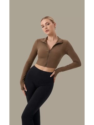Luord - Store Kadın Kahverengi Uzun Kol Fermuarlı Parmak Geçme Detaylı Dik Yaka Crop Top Bluz – Şık, Rahat ve Kolay Kombinlenebilir
