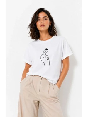 Alyn Wear Kore Parmak Kalp Aşk Temalı Minimal Baskılı Tişört Yazlık Kısa Kol T-Shirt  - Beyaz