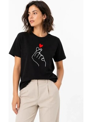 Infivento Kore Parmak Kalp Aşk Temalı Minimal Baskılı Tişört Yazlık Kısa Kol T-Shirt - Siyah