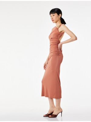 Koton Metal Aksesuarlı Kayık Yaka Kolsuz Slim Fit Drapeli Midi Abiye Elbise