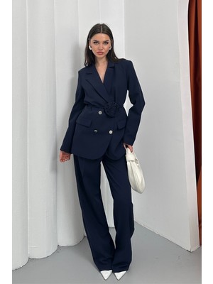 AKD Atelier Kadın Ikili Blazer Ceket Pantolon Takım Aksesuar ve Düğme Detaylı Bol Paça