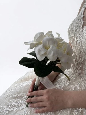 Nayino Manolya Gelin Buketi – Krem Beyaz Zarif Tasarım | El Yapımı Bridal Bouquet