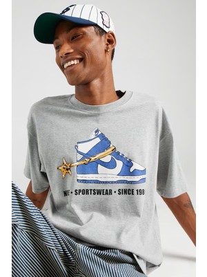 Nike Sportswear M90 Vintage Stirrup Loose Fit T-Shirt Baskılı Erkek Bol Kesim Tişört Gri