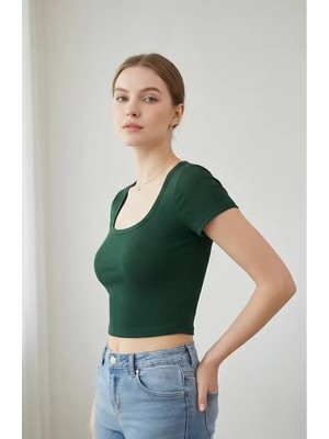 Lux Store Kadın Yeşil Yarım Kol Düz Yaka Crop Top Bluz – Şık, Rahat ve Kolay Kombinlenebilir