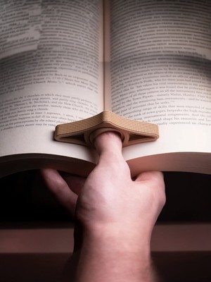 ModuLab 3D Parmak Geçmeli Kitap Tutucu – Kahverengi Tek Elle Kitap Okuma Aparatı, Ergonomik Kitap Sabitleyici