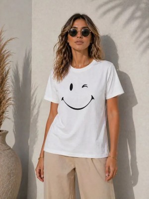 Deridün Yıldız Shoes Minimal Gülümseyen Yüz Baskılı Tişört Kısa Kol Yazlık T-Shirt - Beyaz