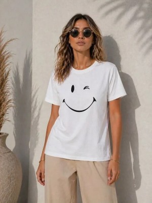 Antakya Yöresi Minimal Gülümseyen Yüz Baskılı Tişört Kısa Kol Yazlık T-Shirt - Beyaz
