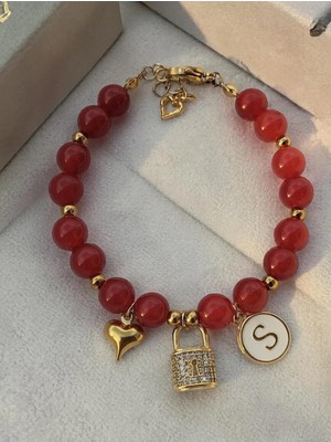 Amabel Jewelerys Kırmızı Akik Taşlı Harf, Zirkon Kilit Kalp Charmlı Çelik Bileklik