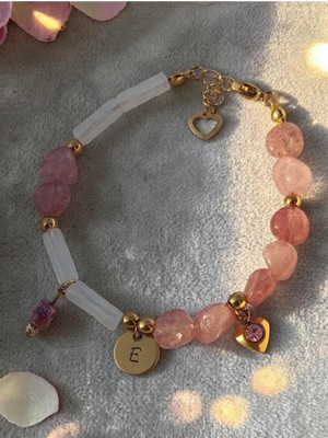 Amabel Jewelerys Çelik Harf ve Kalp Charmlı Çilek ve Beyaz Kuvars Doğal Taş Bileklik (Anneler Günü Hediyeli)