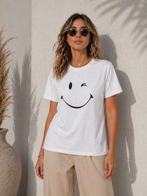 Alfanora Kadın Minimal Gülümseyen Yüz Baskılı Tişört Kısa Kol Yazlık T-Shirt - Beyaz