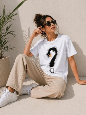 Mevese Kadın Beyaz Kuğu Figürlü ve Soru İşareti Baskılı Tişört - Minimalist Tasarım Yazlık Kısa Kollu T-Shirt