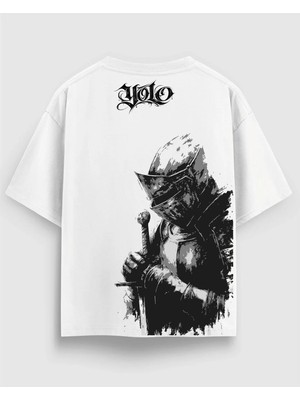 Oversize Unisex Siyah Tişört – Yolo Yazılı Ortaçağ Yolo Şövalye Baskı, %100 Pamuk Streetwear Tasarım