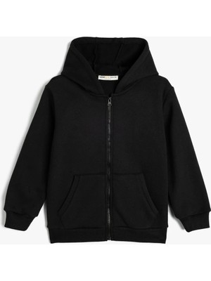 Koton Erkek Çocuk Siyah Sweatshirt Orta Kalınlıkta Cepsiz Tasarım 6 - 8 Yaş