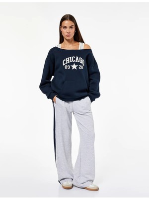 Nakışlı Uzun Kollu Kanguru Cepli Kayık Yaka Sweatshirt
