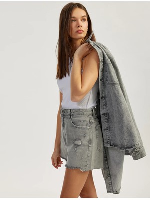 Koton Yıpranmış Püsküllü Düğmeli Denim Şort