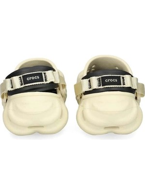 Crocs Kadın Krem Renk Terlik Düz Topuklu, Konfor ve Şıklık İçin Tasarlanmış