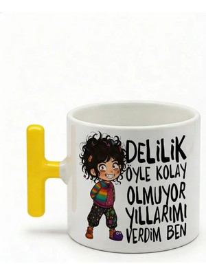 Desene Bak Delilik Öyle Kolay Olmuyor Yıllarımı Verdim Ben Yazılı Baskılı Seramik Hediye Kupa Bardak