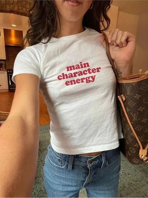 Violon Beyaz Main Character Energy Baskılı Crop