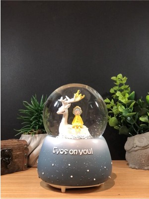 Nesever Store Geyik Üstünde Oturan Sevimli Kız Müzikli ve Işıklı Orta Boy Kar Küresi