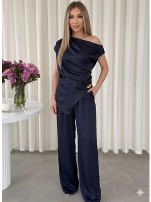 Shine & Style  Gold Tokalı Asimetrik Kesim Özel Tasarım Saten Bluz Pantolon Takım Lacivert