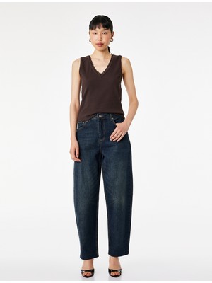 Koton Pamuklu Slim Fit Dantel Detaylı Fitilli Kolsuz V Yaka Bluz