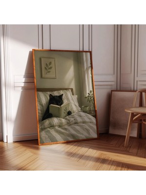 Ninastore Yatakta Kitap Okuyan Kedi Baskısı: Yeşil Kedi Duvar Sanatı (Baskı)
