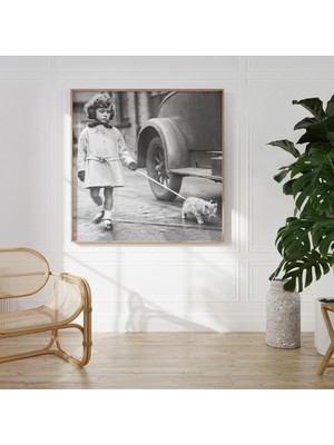 Ninastore Kediyi Gezdiren Kız Sanat Baskısı: Vintage Siyah Beyaz Fotoğraf (Baskı)