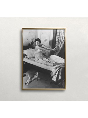 Ninastore Esneyen Kadın ve Kedi - Siyah Beyaz Sanat - Vintage Duvar Sanatı - Kadın Portresi - Kedi Duvar