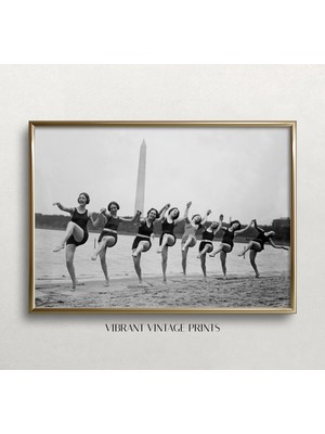 Ninastore Vintage Plaj Dansçıları Fotoğrafı: Siyah Beyaz Sanat Baskısı (Baskı)