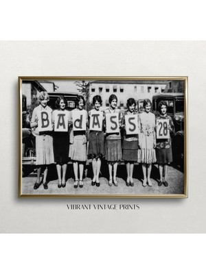 Ninastore Eski Tarz Kız Öğrenci Birliği Baskısı: Komik Siyah Beyaz Sanat Eseri (Baskı)