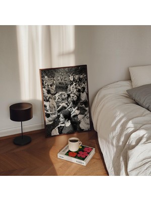Ninastore Feminist Protesto Sanat Baskısı: Eve Çerçevelendi - Vintage Siyah Beyaz (Baskı)