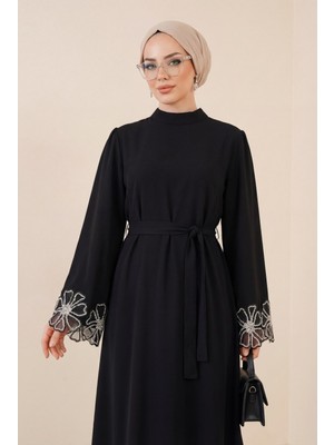 Moda Morfo Kolları ve Eteği Çiçekli Taş Detaylı Bağcıklı Krep Elbise -Siyah