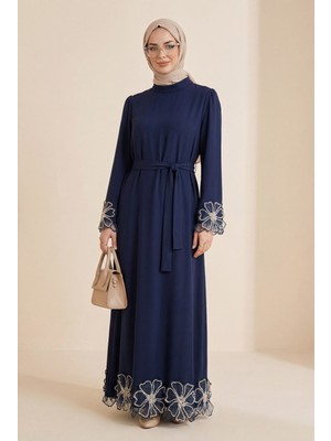Moda Morfo Kolları ve Eteği Çiçekli Taş Detaylı Bağcıklı Krep Elbise -Laci