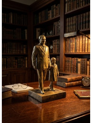 Atatürk ve Çocuk Heykeli