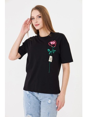Sortie Collection Kadın Siyah Renk Gül Baskılı Rahat Kalıp Basic T-Shirt - The Good Flowers